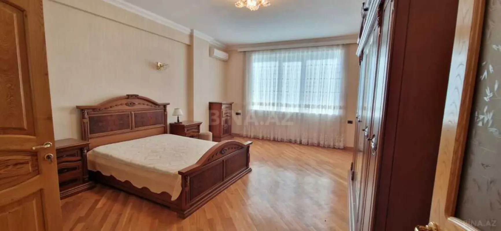 Satılır 5 otaqlı mənzil 230 m²