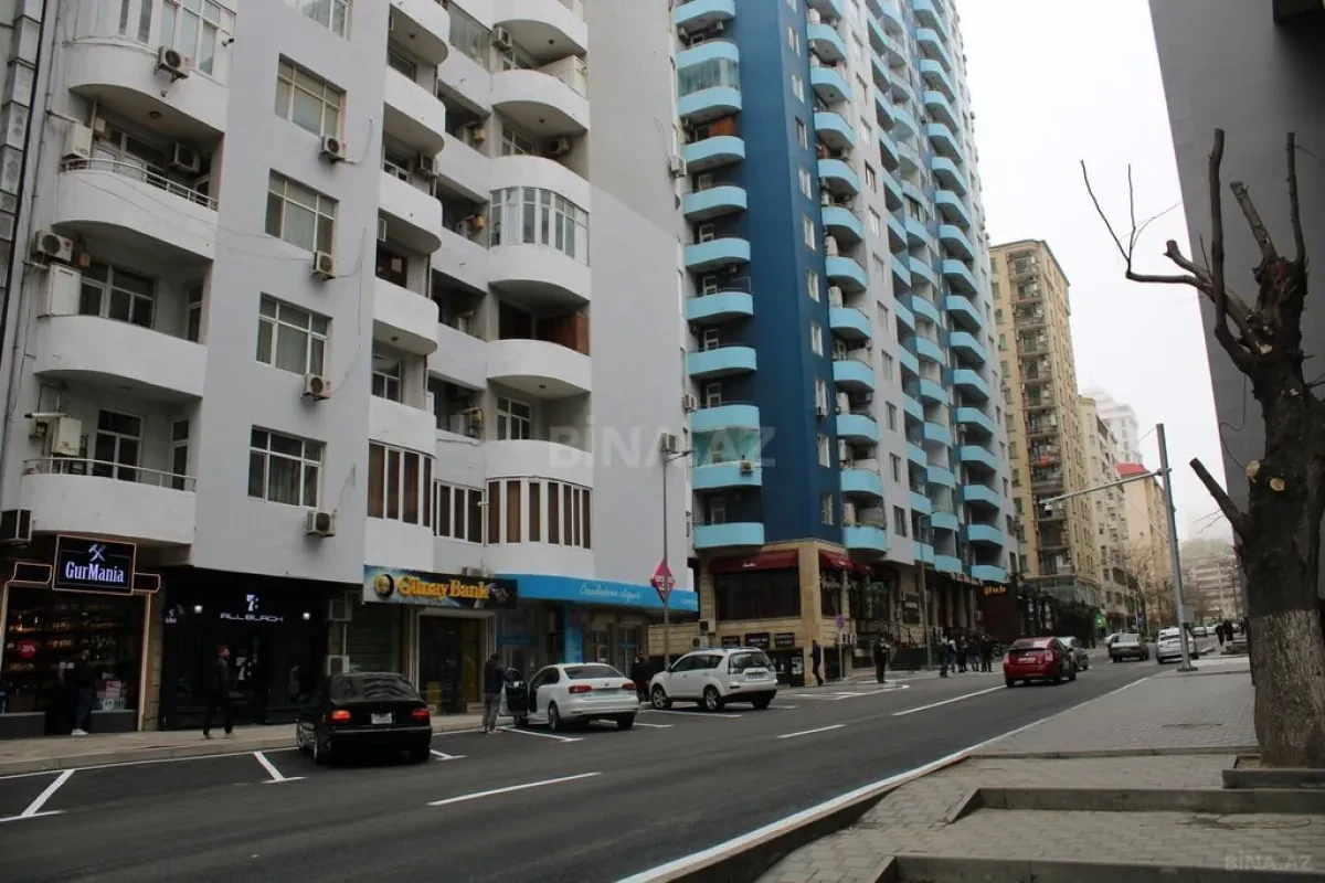 Satılır 5 otaqlı mənzil 230 m²