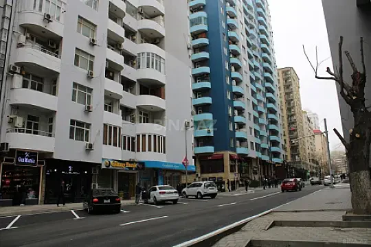 Satılır 5 otaqlı mənzil 230 m²
