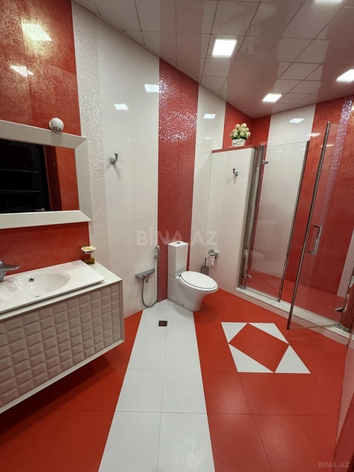 Satılır 2 otaqlı mənzil 135 m²