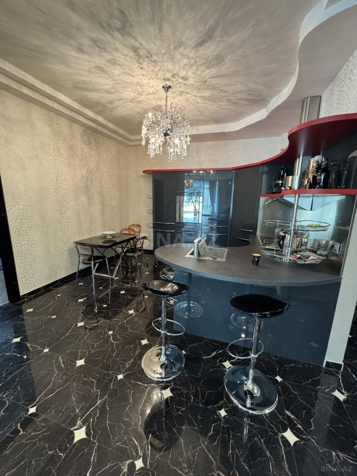 Satılır 2 otaqlı mənzil 135 m²