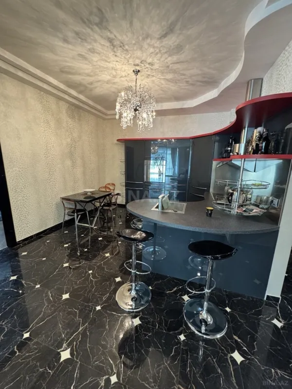 Satılır 2 otaqlı mənzil 135 m²