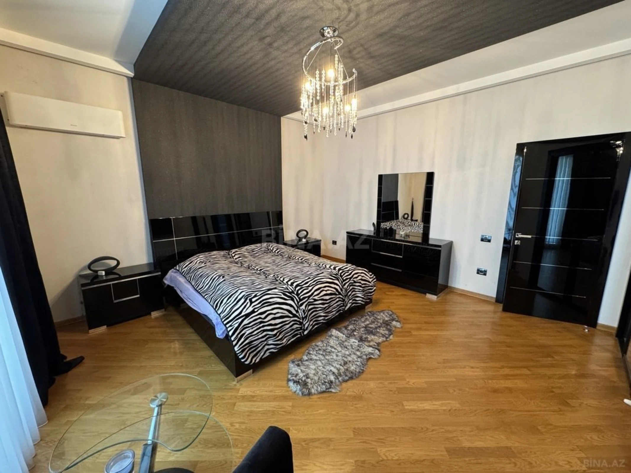 Satılır 2 otaqlı mənzil 135 m²