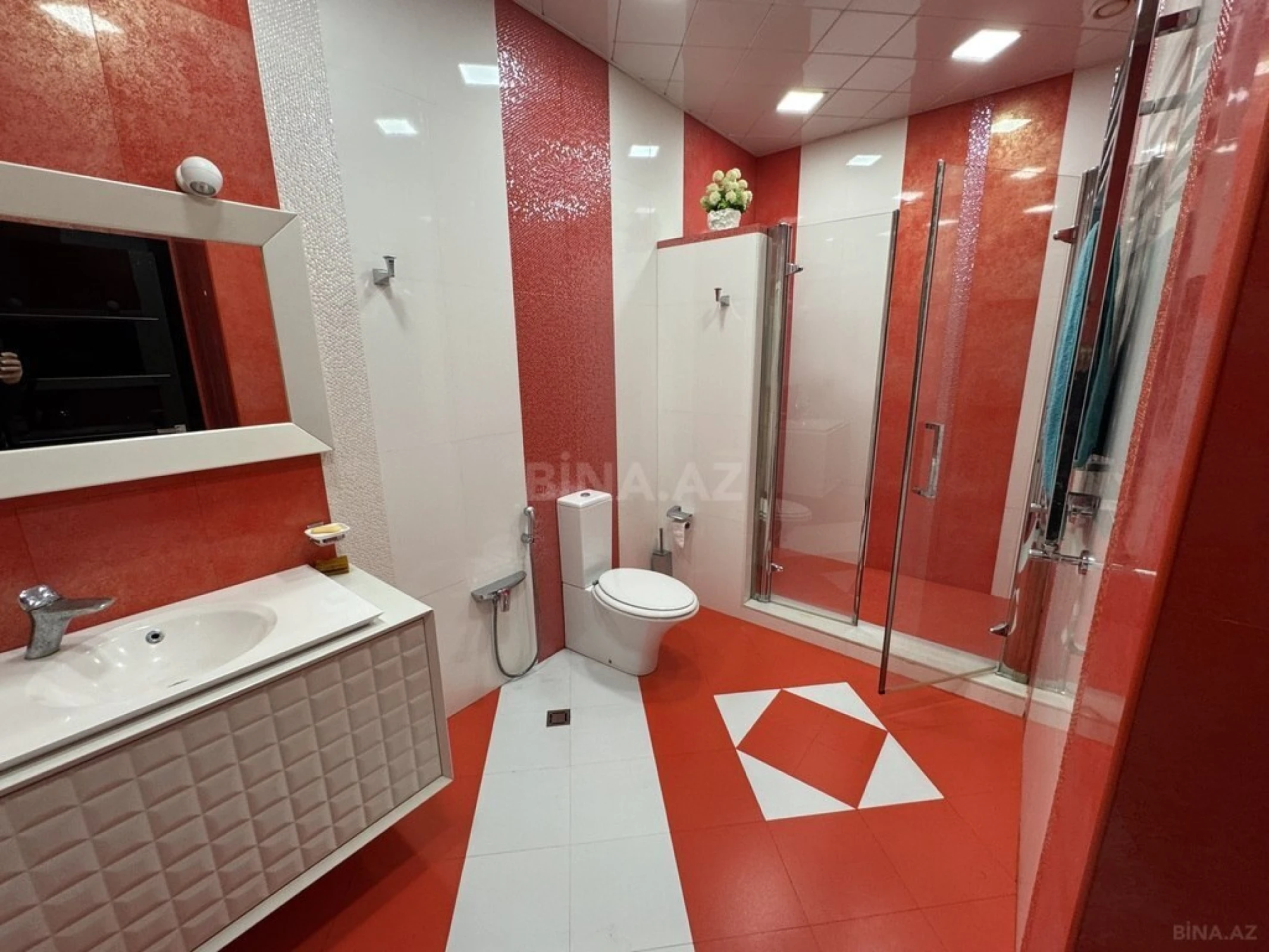 Satılır 2 otaqlı mənzil 135 m²