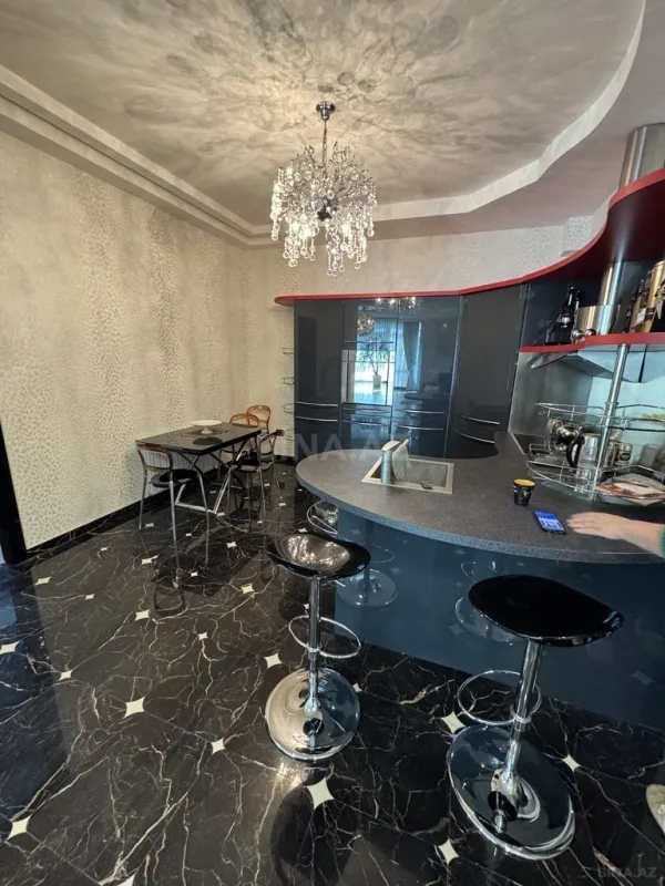 Satılır 2 otaqlı mənzil 135 m²