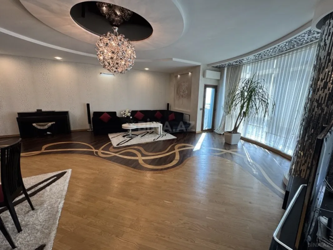 Satılır 2 otaqlı mənzil 135 m²