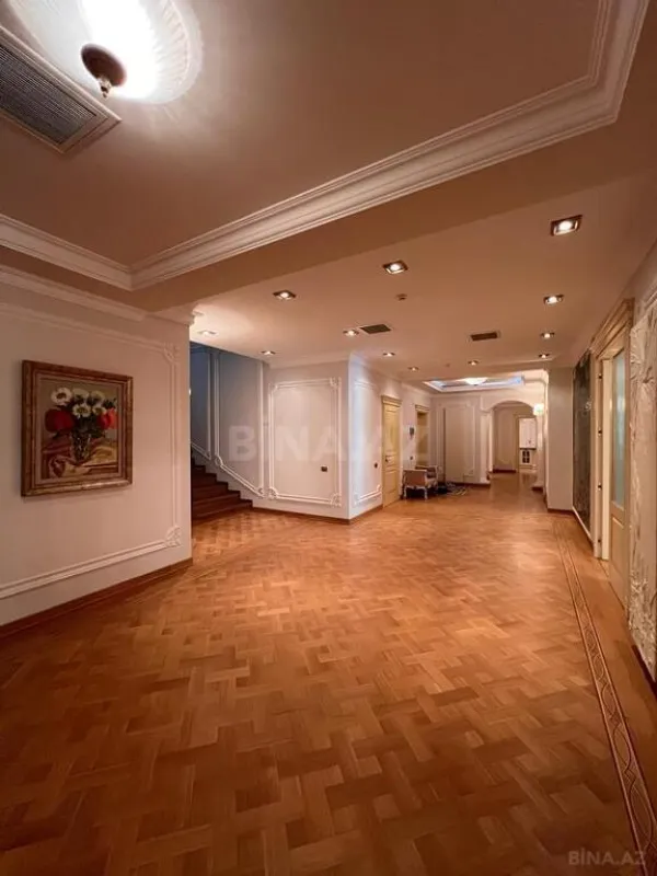 Satılır 7 otaqlı mənzil 545 m²