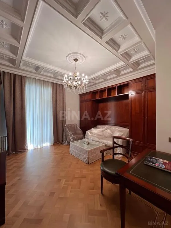 Satılır 7 otaqlı mənzil 545 m²