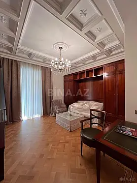 Satılır 7 otaqlı mənzil 545 m²