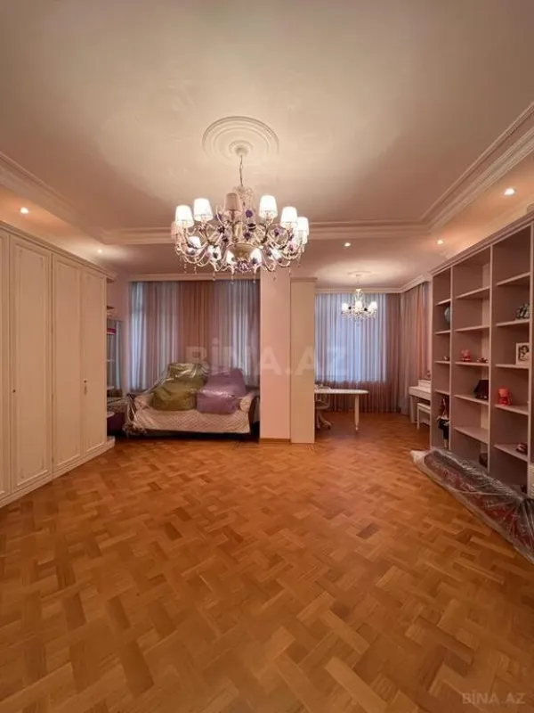 Satılır 7 otaqlı mənzil 545 m²