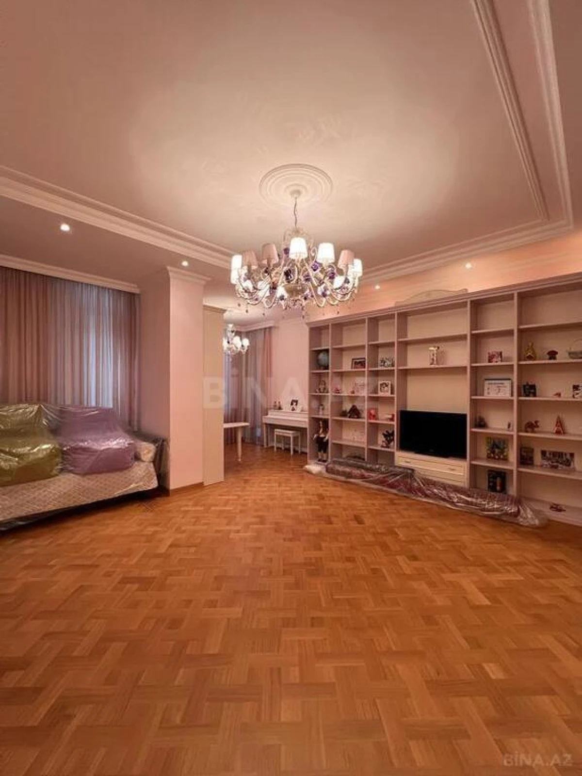 Satılır 7 otaqlı mənzil 545 m²