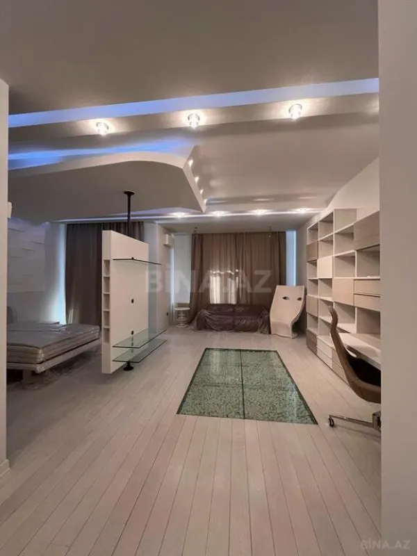 Satılır 7 otaqlı mənzil 545 m²