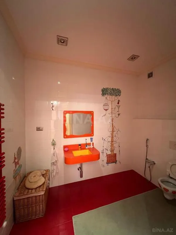 Satılır 7 otaqlı mənzil 545 m²