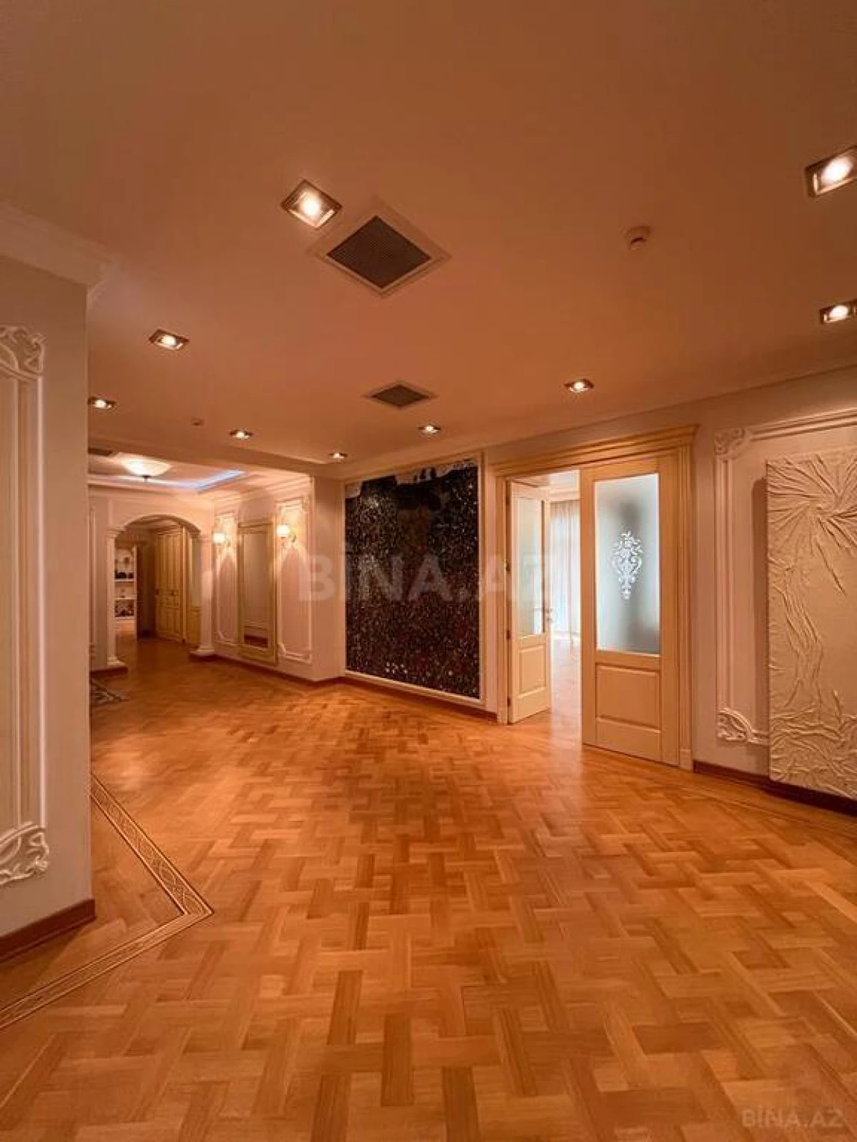 Satılır 7 otaqlı mənzil 545 m²