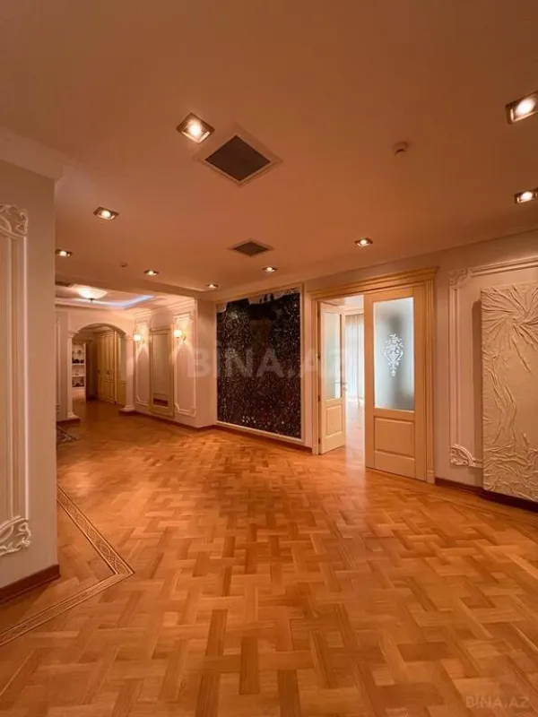 Satılır 7 otaqlı mənzil 545 m²