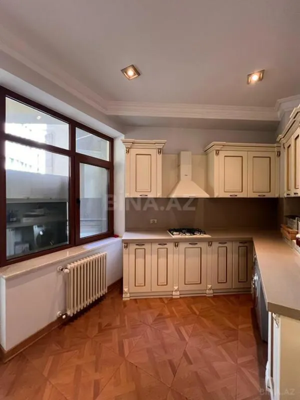 Satılır 7 otaqlı mənzil 545 m²