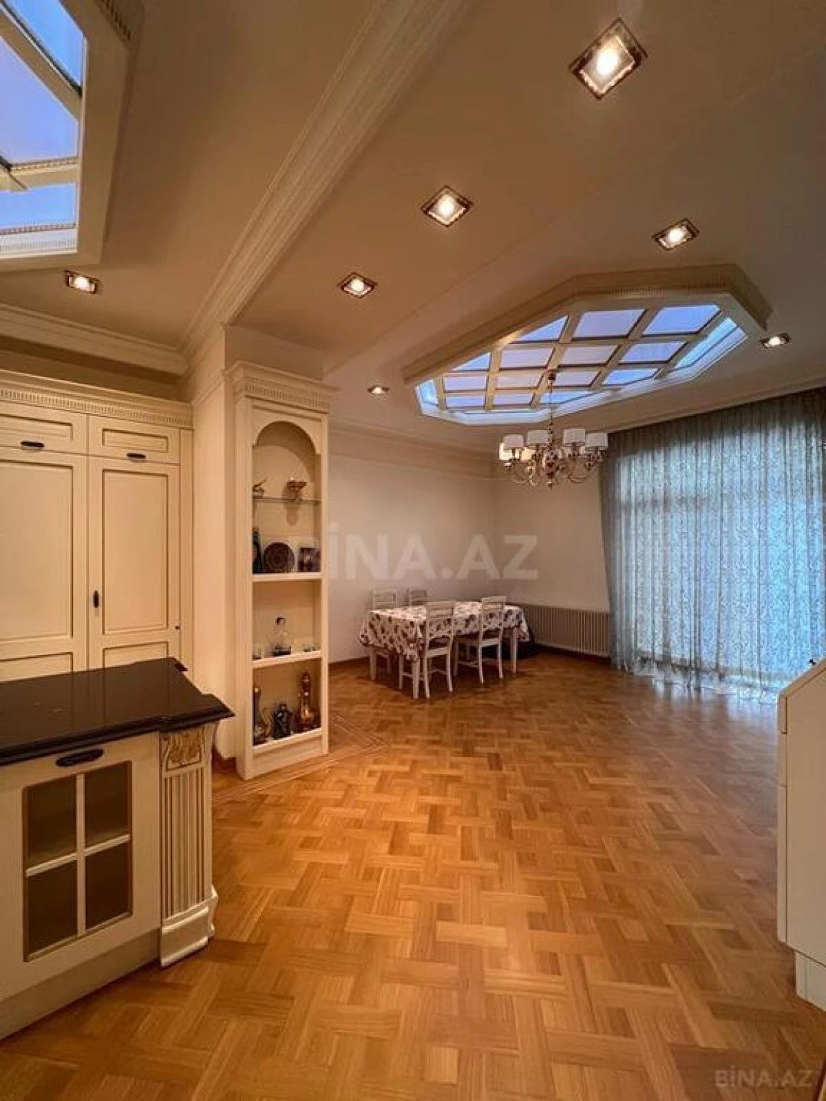 Satılır 7 otaqlı mənzil 545 m²