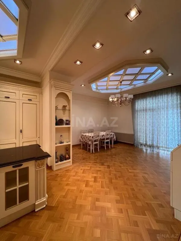 Satılır 7 otaqlı mənzil 545 m²