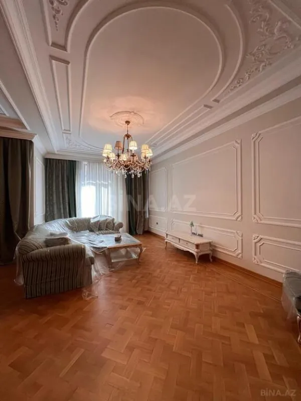 Satılır 7 otaqlı mənzil 545 m²