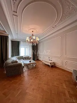 Satılır 7 otaqlı mənzil 545 m²