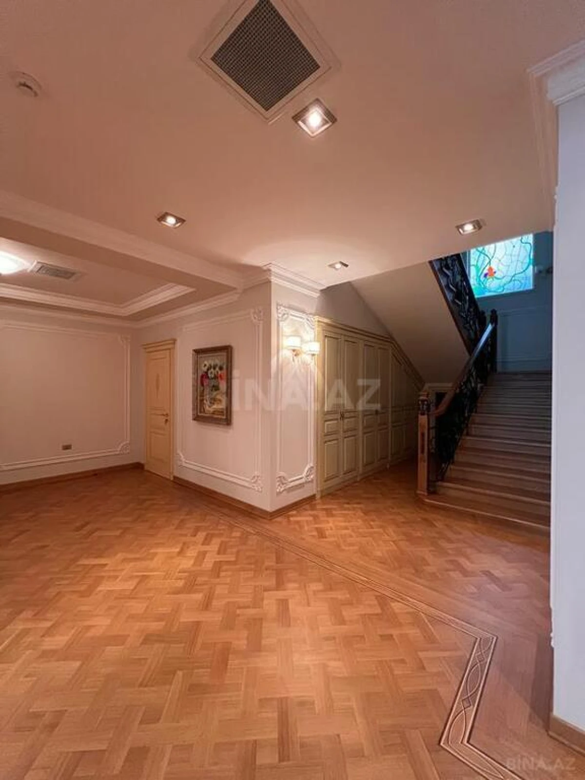 Satılır 7 otaqlı mənzil 545 m²