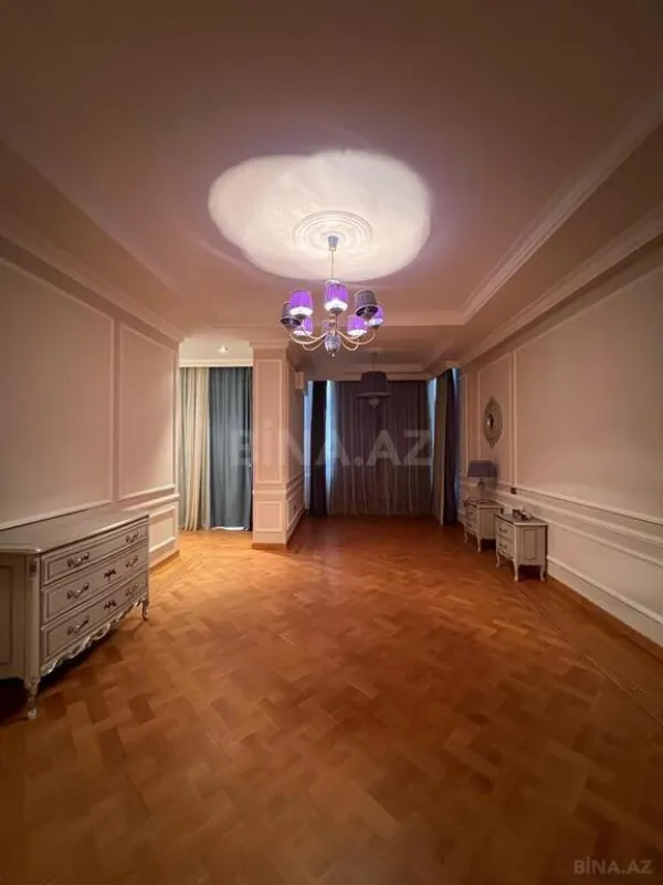 Satılır 7 otaqlı mənzil 545 m²