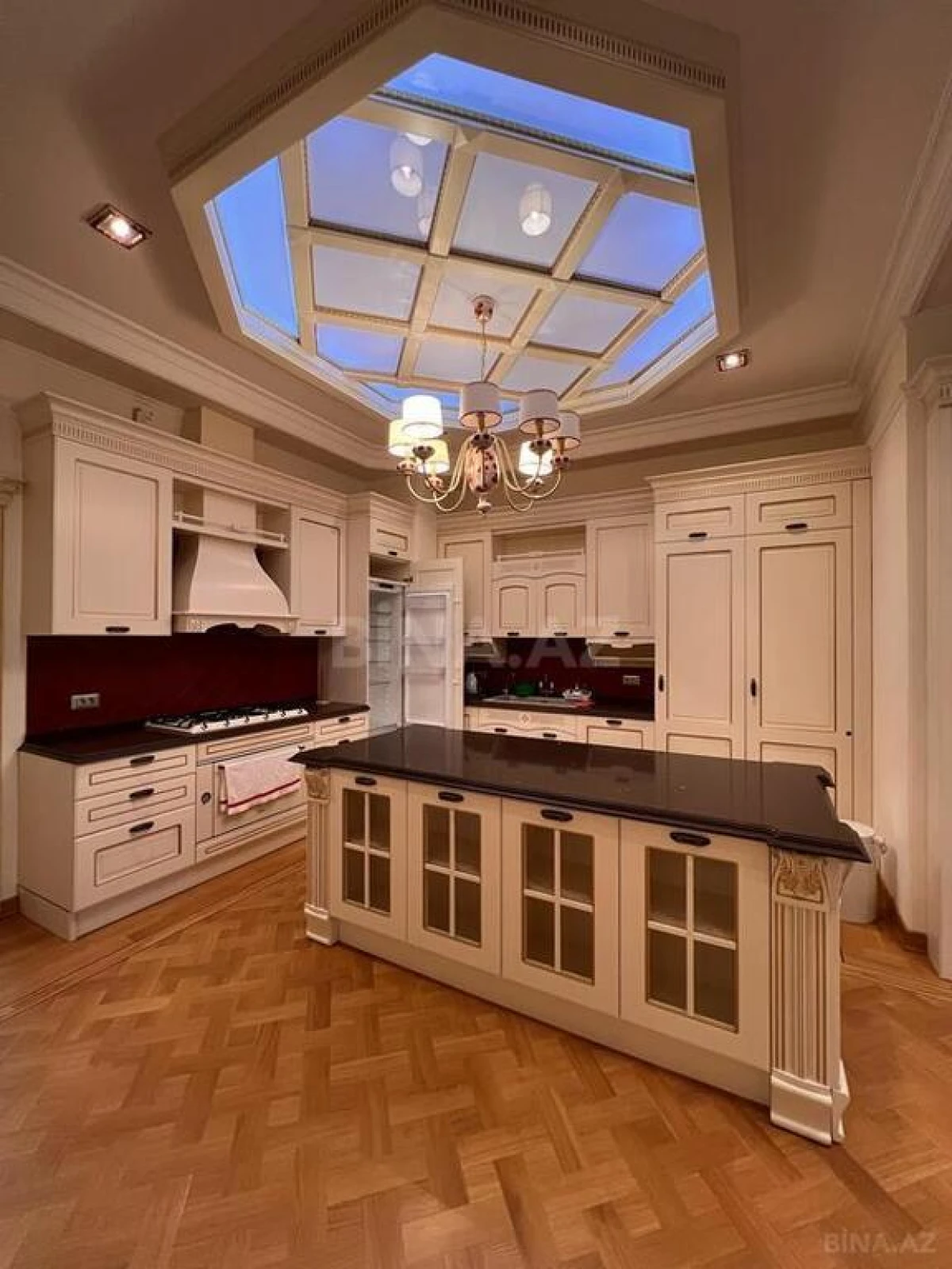 Satılır 7 otaqlı mənzil 545 m²