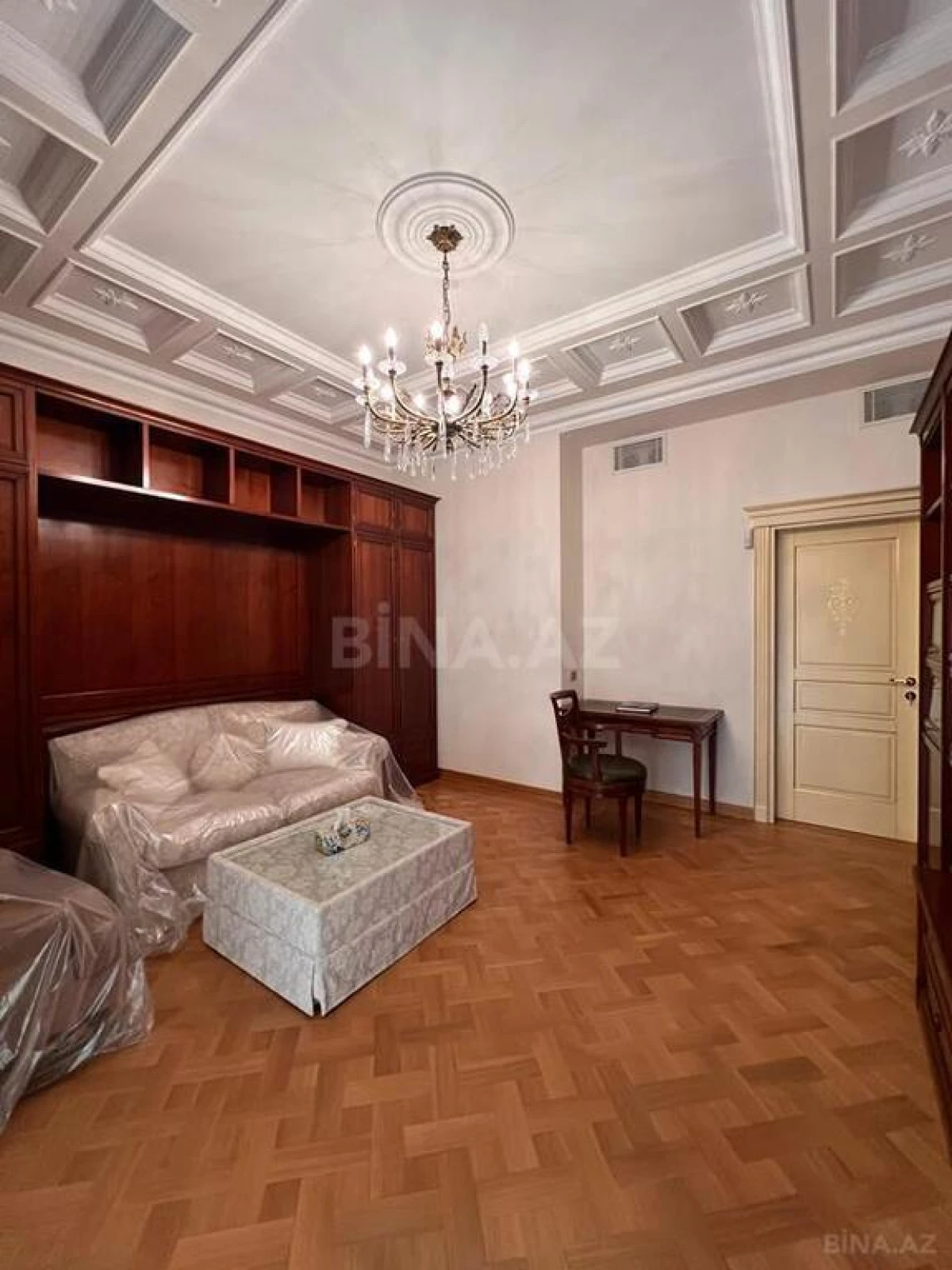 Satılır 7 otaqlı mənzil 545 m²