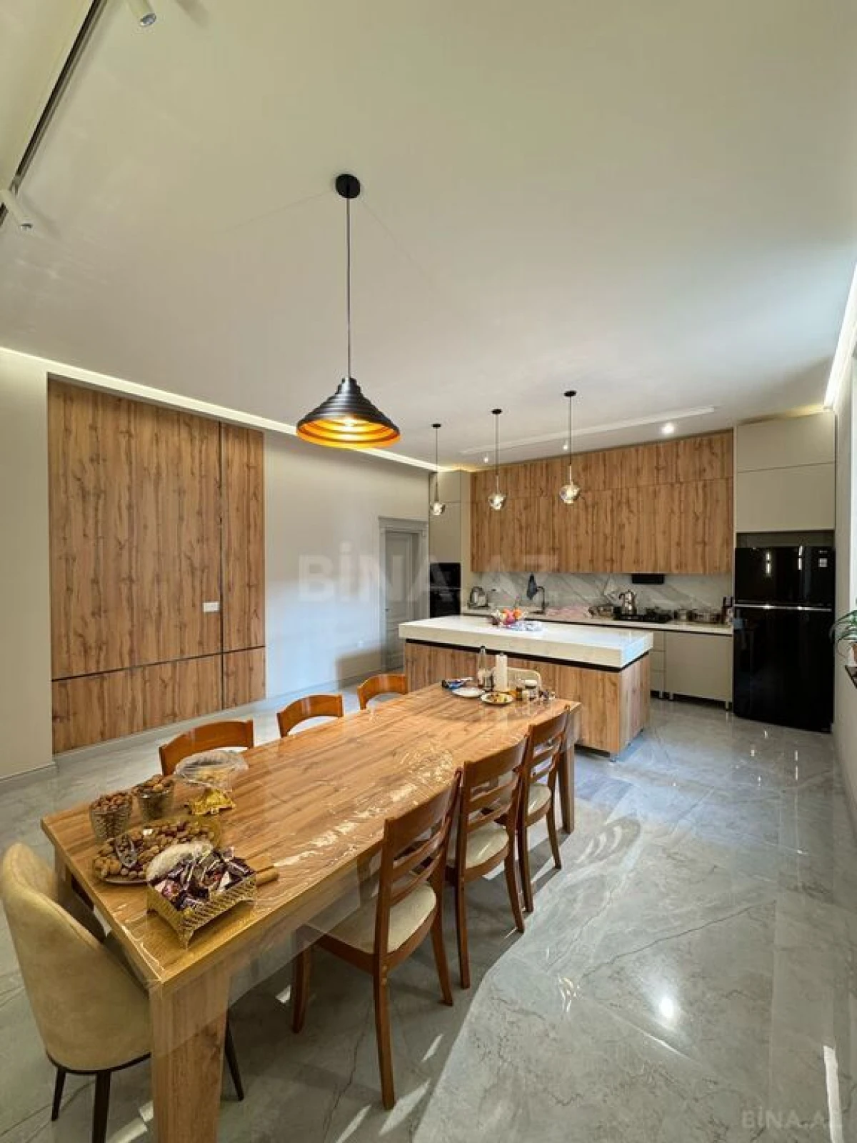 Satılır 9 otaqlı həyət evi 440 m²