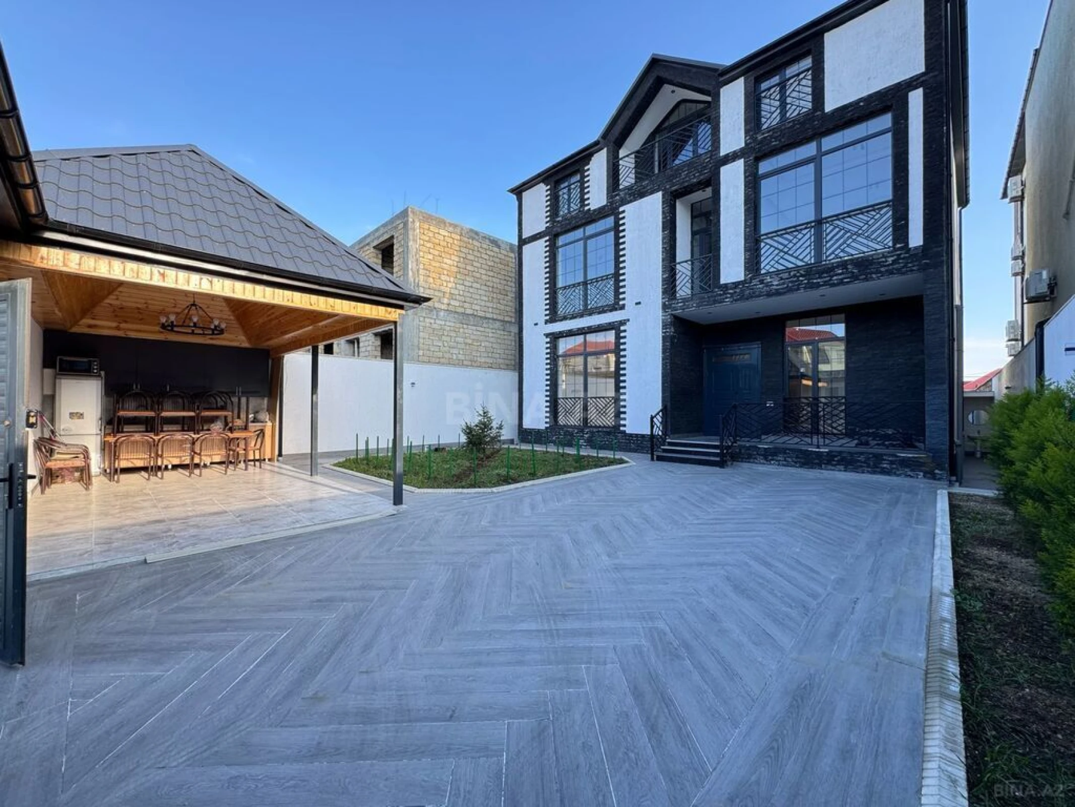 Satılır 9 otaqlı həyət evi 440 m²