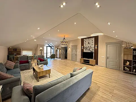 Satılır 9 otaqlı həyət evi 440 m²