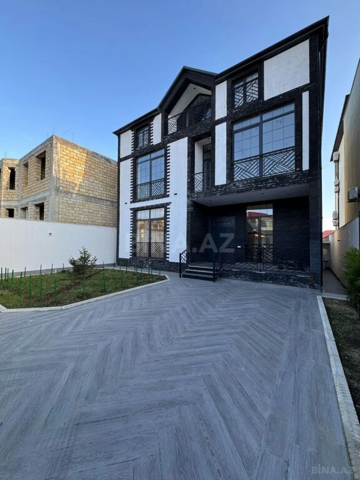 Satılır 9 otaqlı həyət evi 440 m²