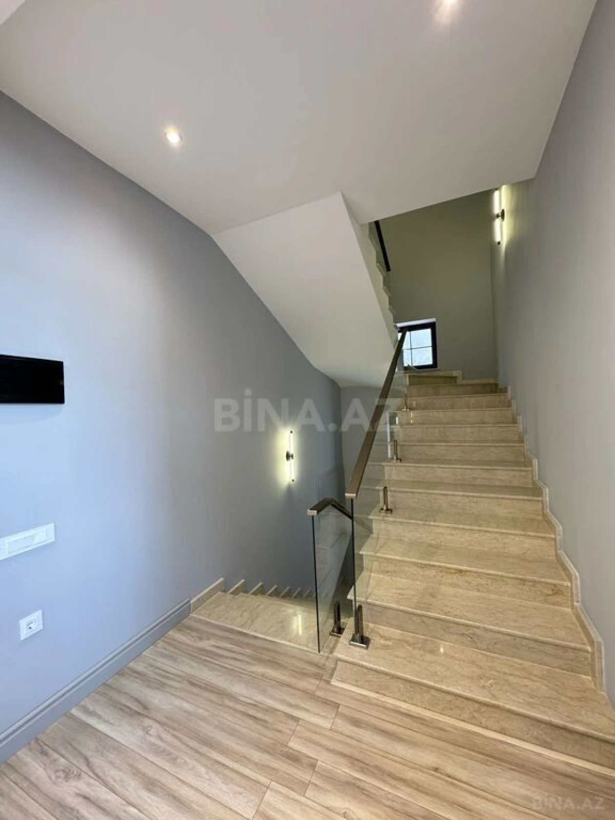 Satılır 9 otaqlı həyət evi 440 m²