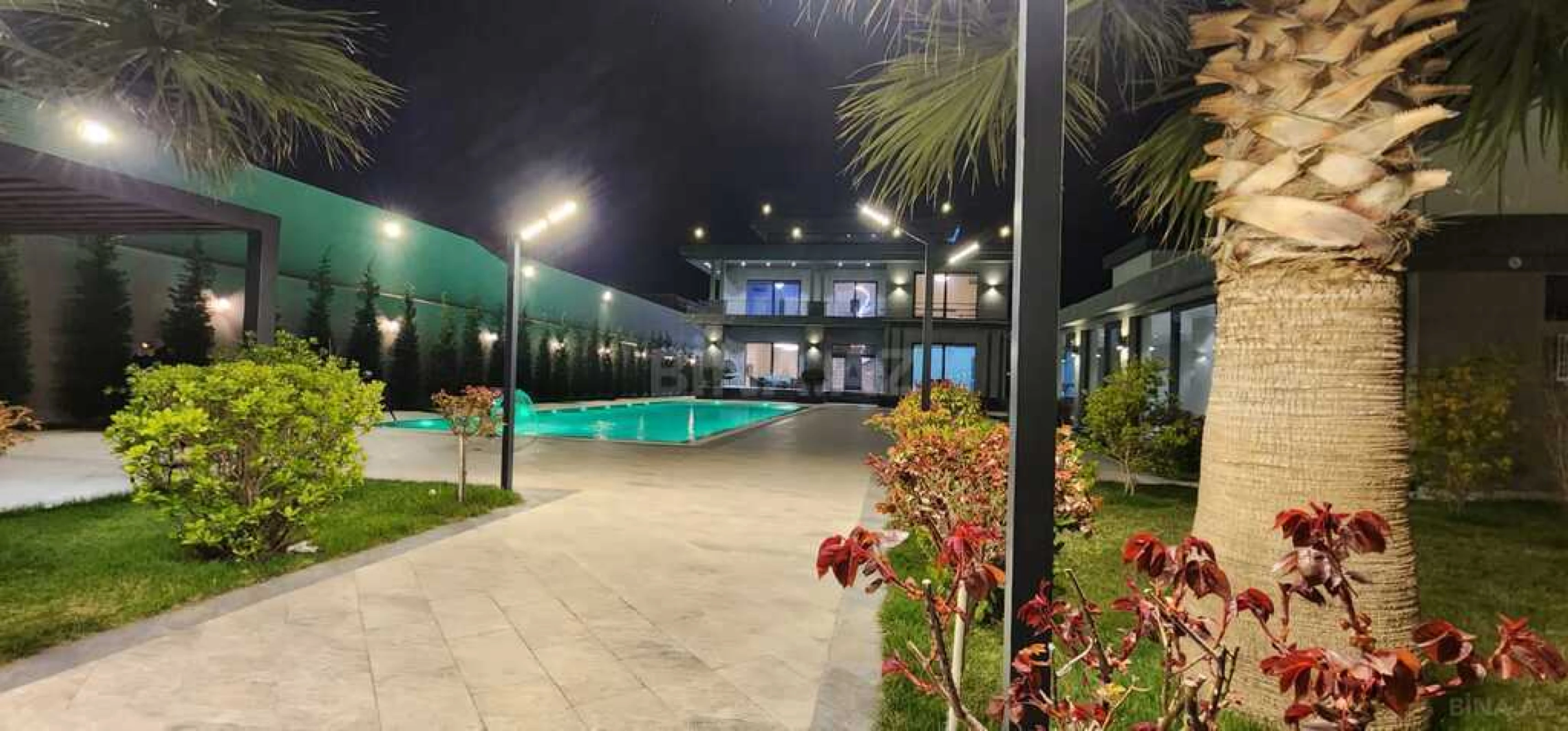 Satılır 8 otaqlı həyət evi 600 m²