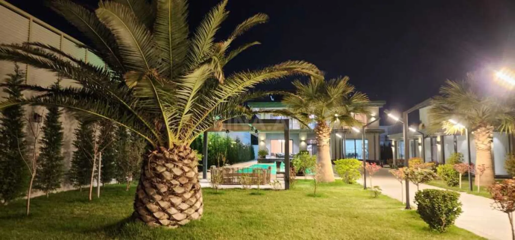 Satılır 8 otaqlı həyət evi 600 m²