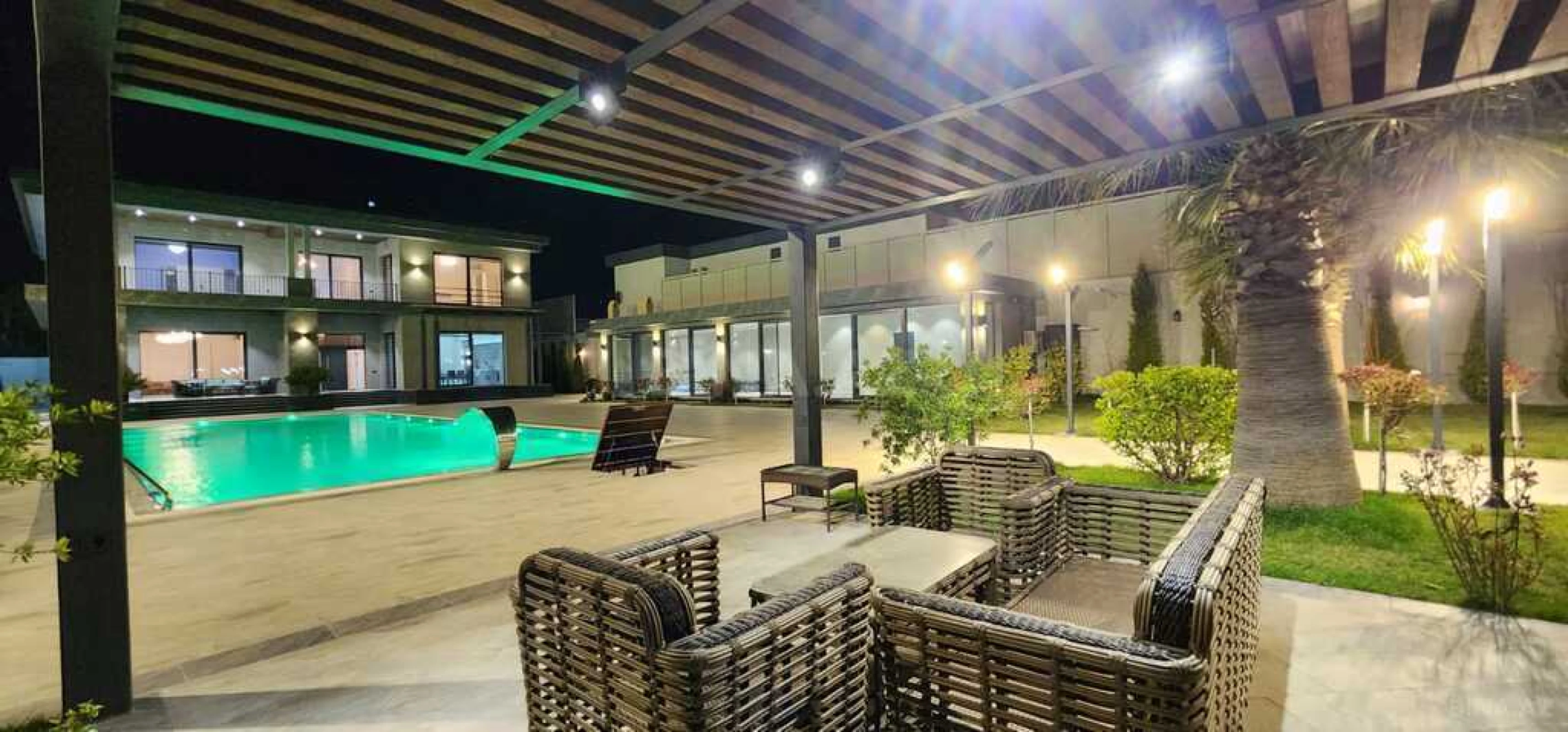 Satılır 8 otaqlı həyət evi 600 m²