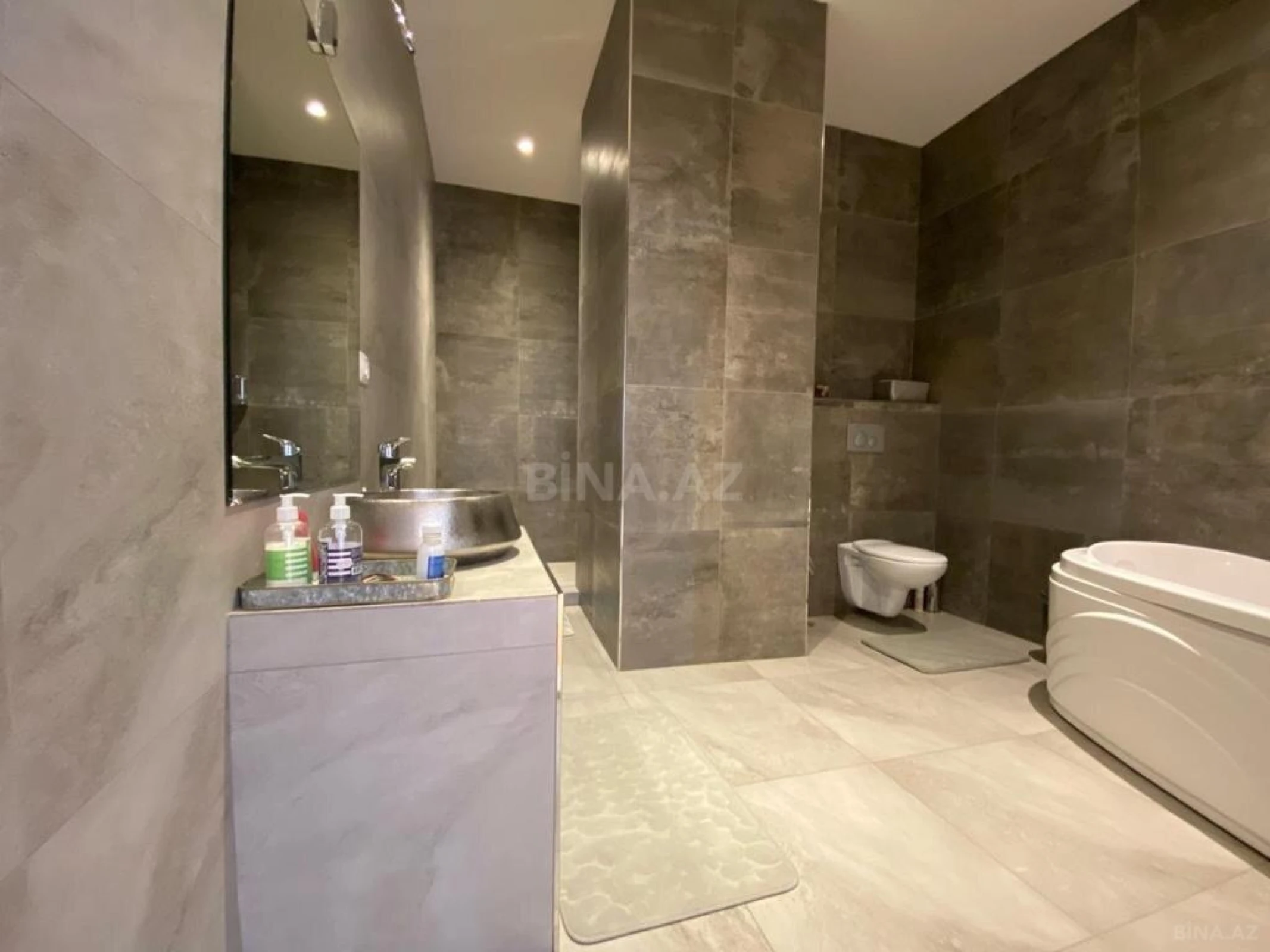 Kirayə verilir 6 otaqlı həyət evi 400 m²