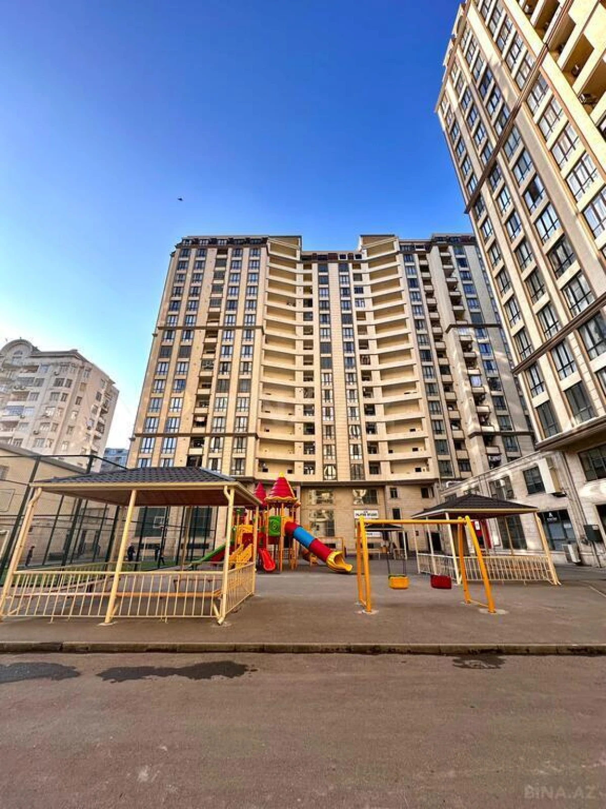 Satılır 4 otaqlı mənzil 101 m²