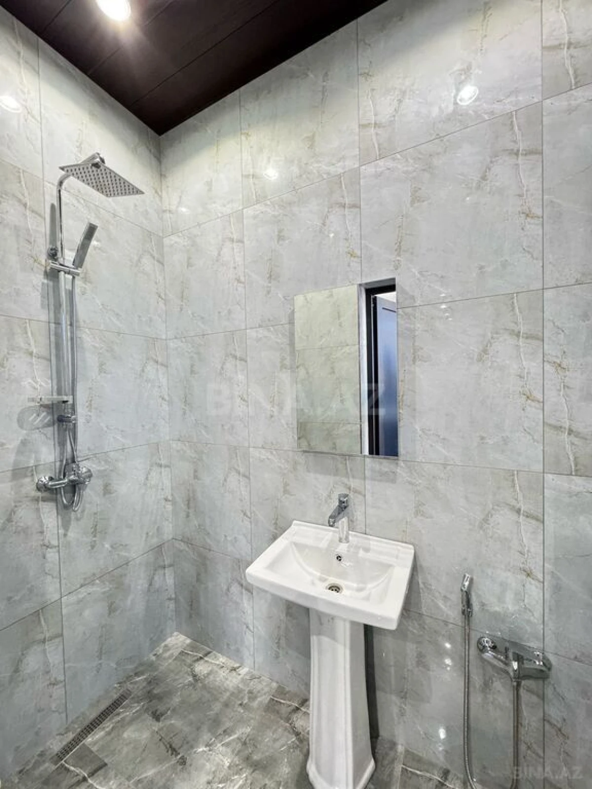 Satılır 6 otaqlı həyət evi 400 m²