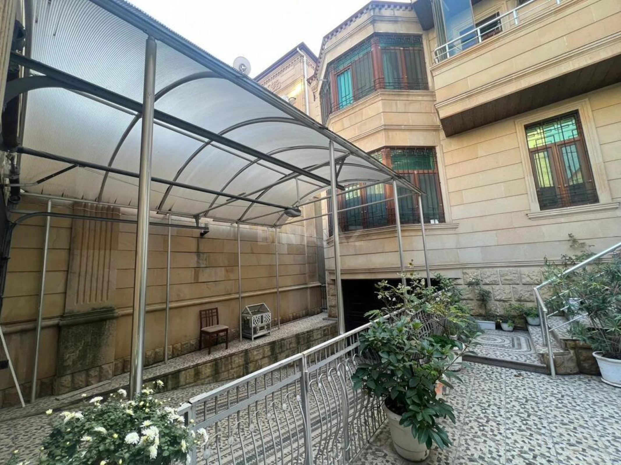 Satılır 7 otaqlı həyət evi 330 m²