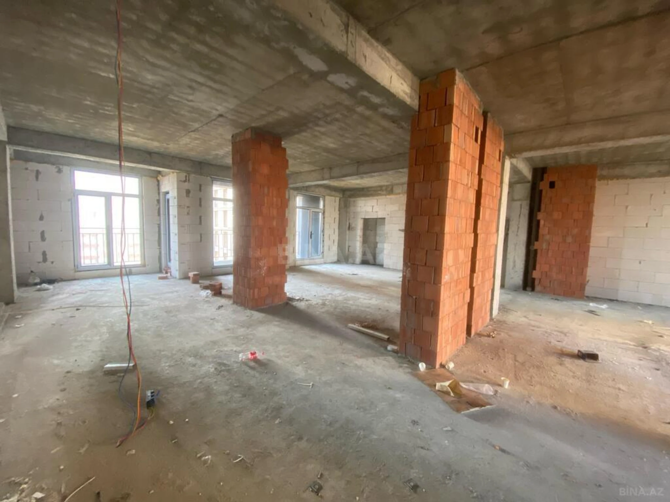 Satılır 4 otaqlı mənzil 166 m²