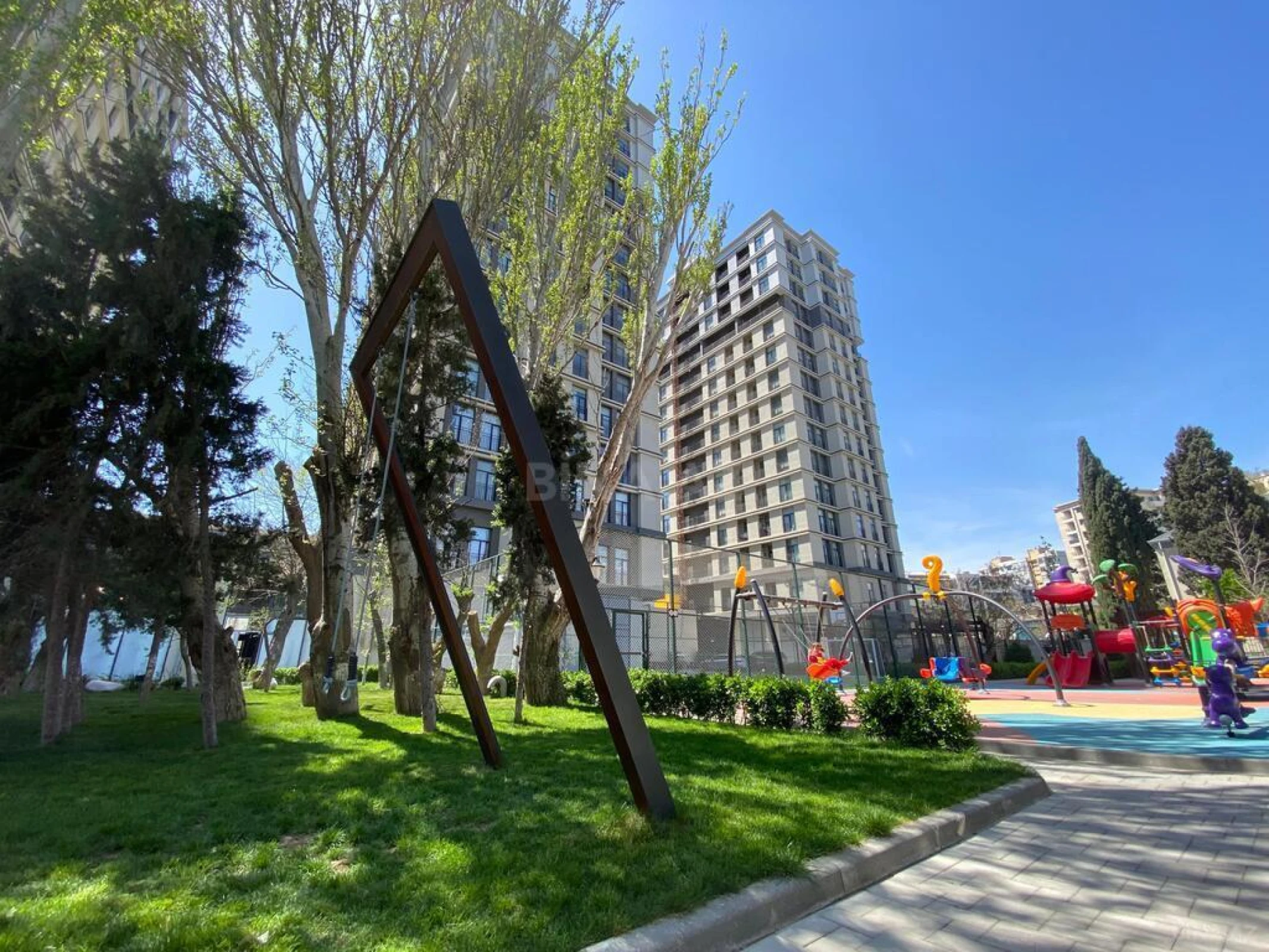 Satılır 4 otaqlı mənzil 166 m²