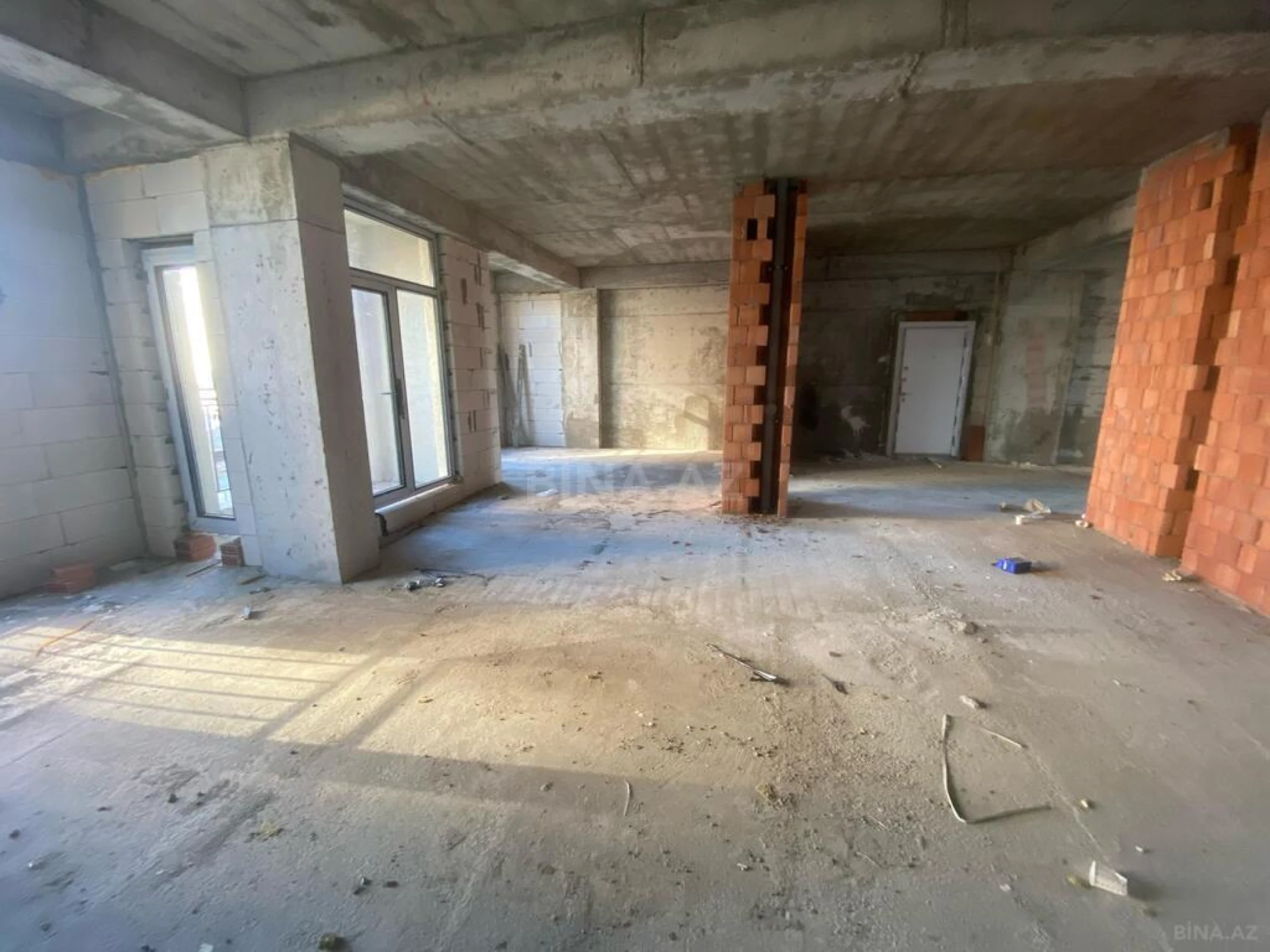 Satılır 4 otaqlı mənzil 166 m²