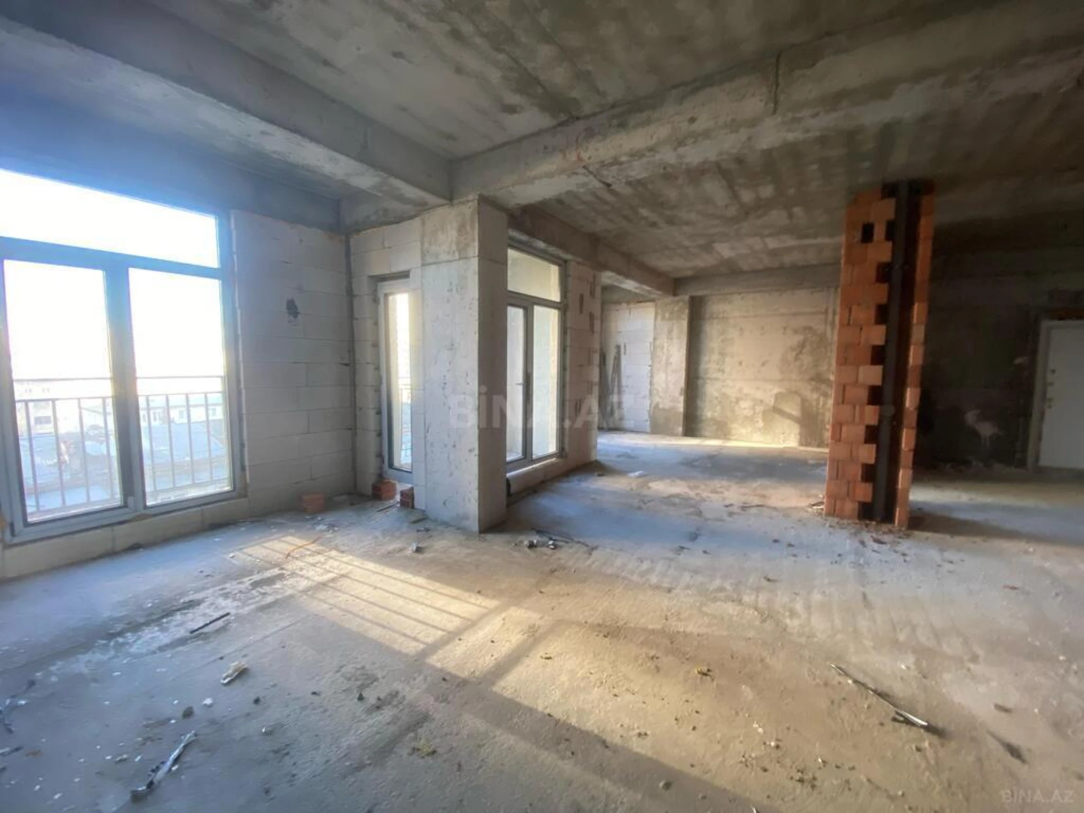 Satılır 4 otaqlı mənzil 166 m²