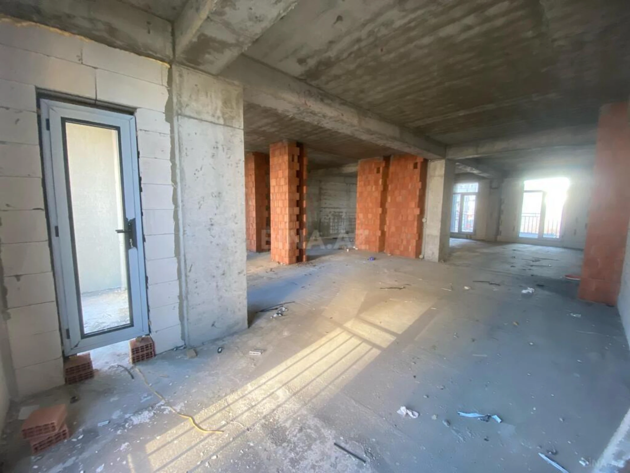 Satılır 4 otaqlı mənzil 166 m²