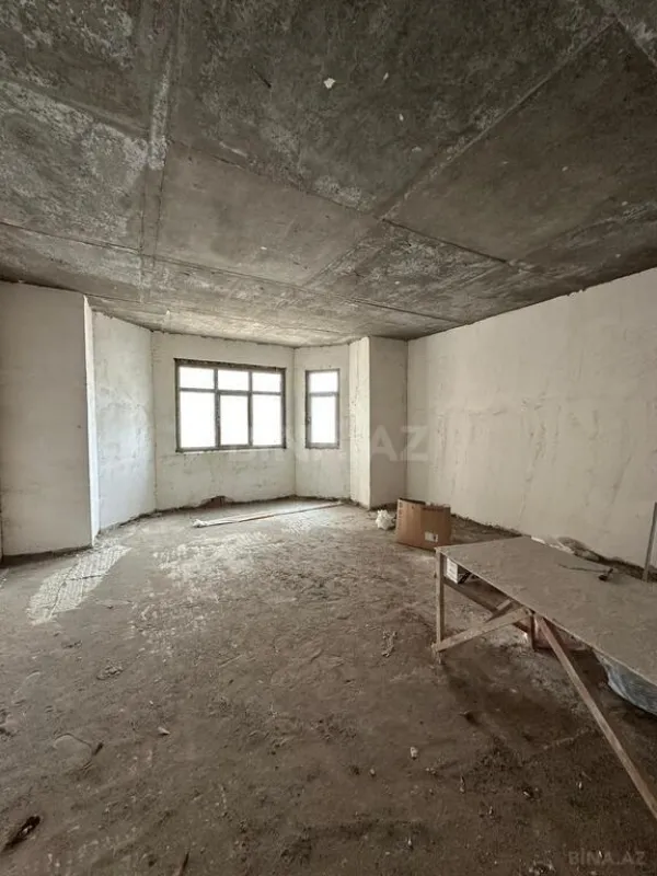 Satılır 4 otaqlı mənzil 196 m²
