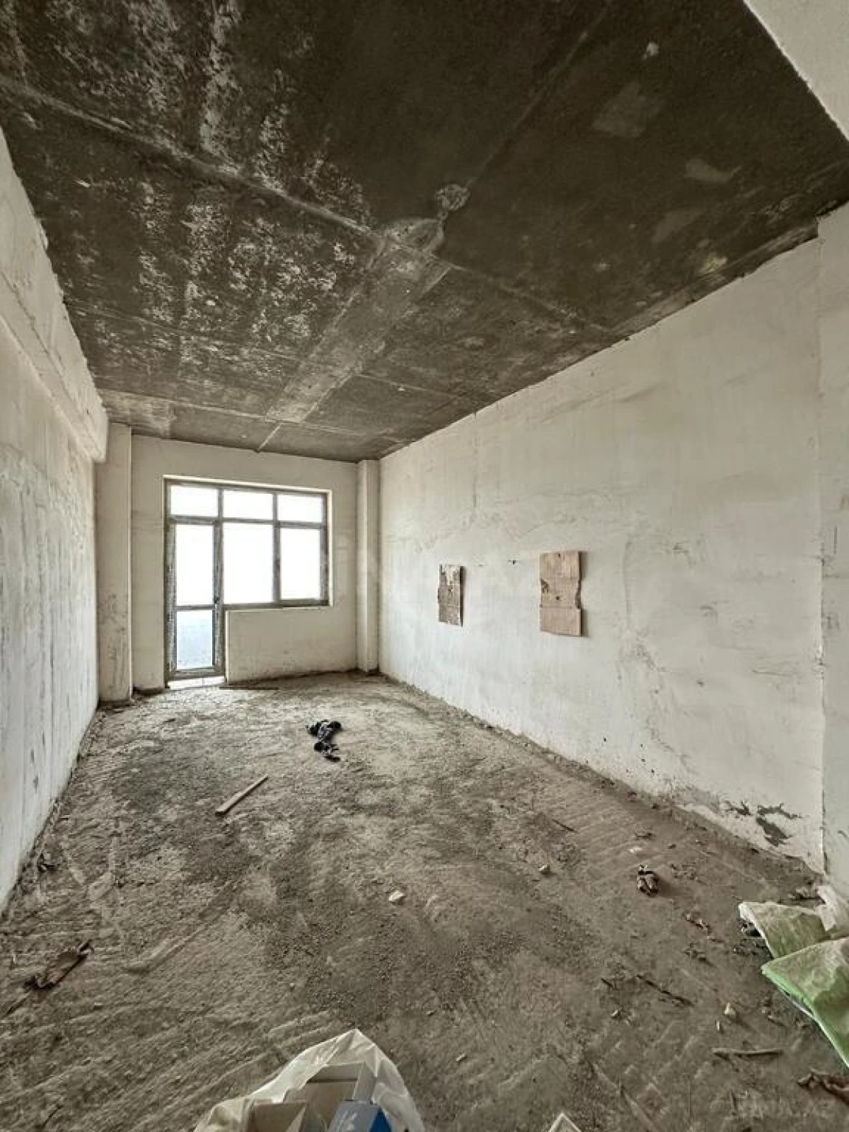 Satılır 4 otaqlı mənzil 196 m²