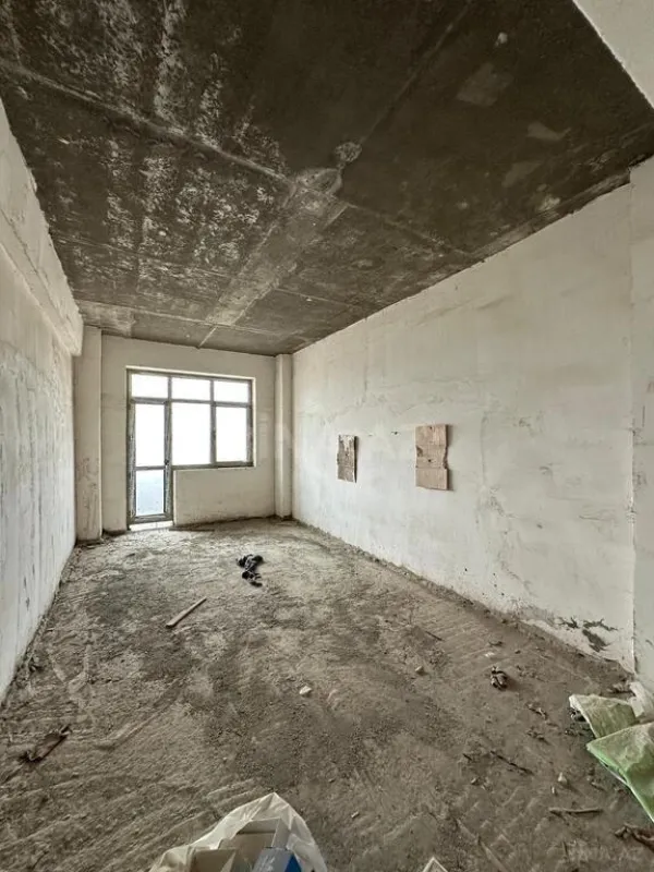 Satılır 4 otaqlı mənzil 196 m²