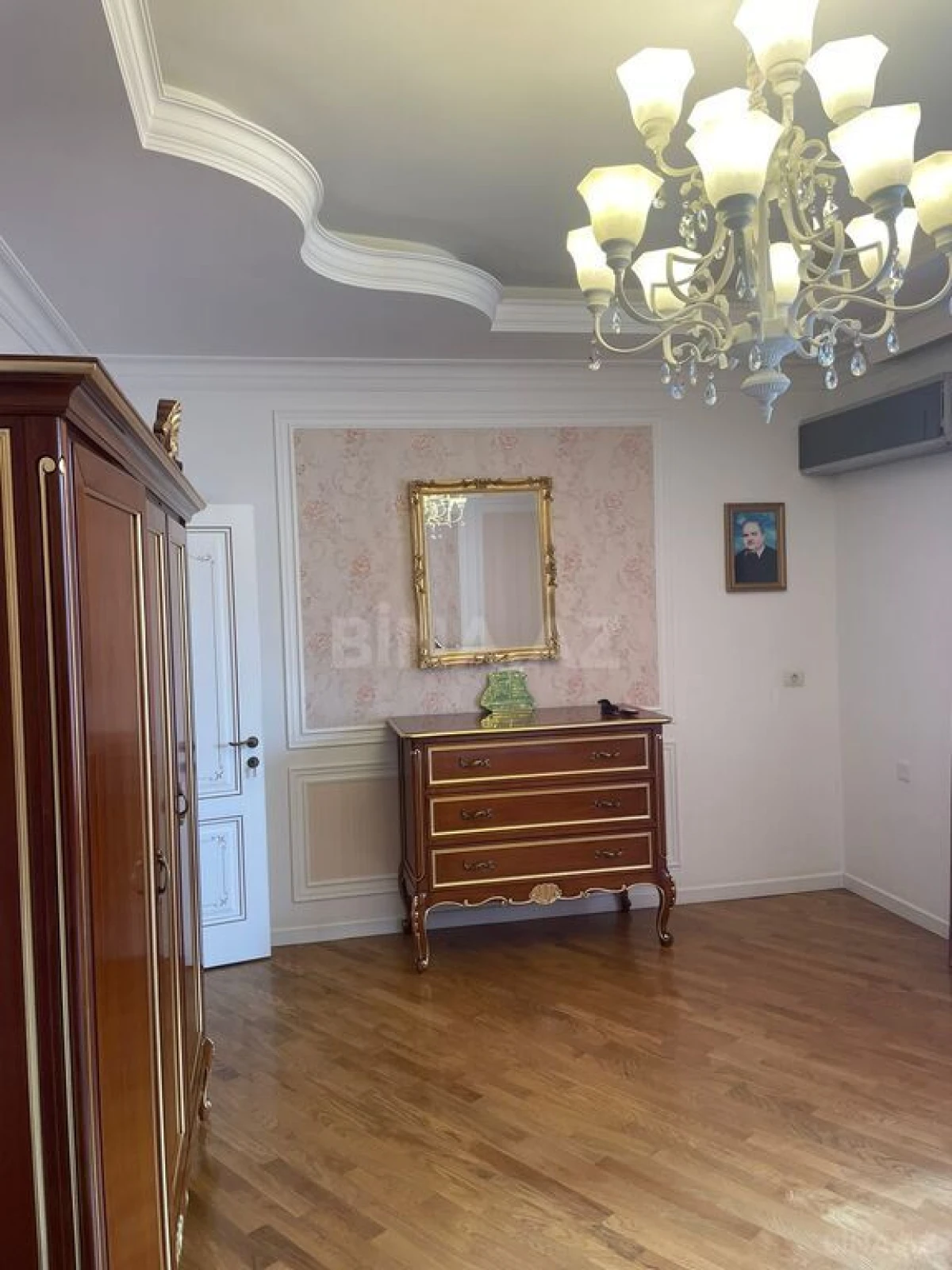 Satılır 4 otaqlı mənzil 200 m²