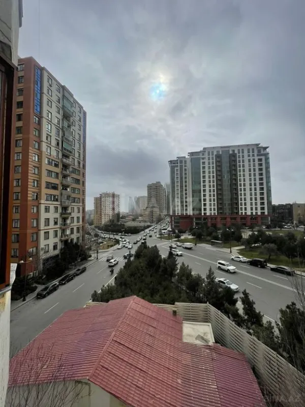 Satılır 4 otaqlı mənzil 200 m²
